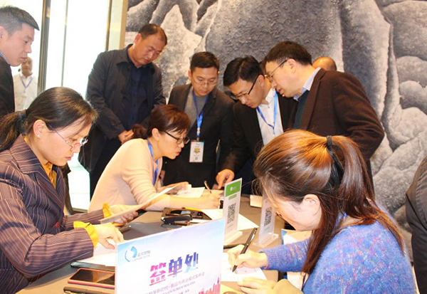 藍貝思特攜光能黑板亮相中國教育裝備展，引廣泛關注