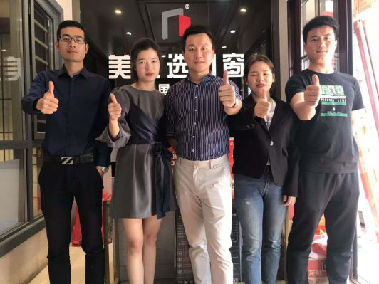 美之選鋁合金門窗千萬級經銷商溫總功績卓絕，年年高升！
