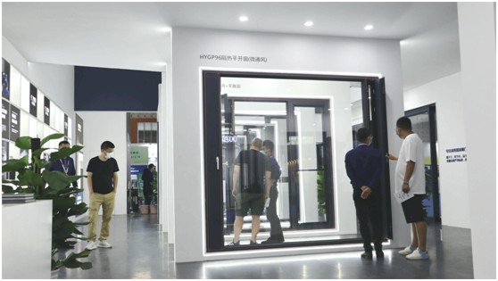 展會(huì)進(jìn)行時(shí)丨皇雅門窗系統(tǒng)南京移門展首日盛況，現(xiàn)場(chǎng)直擊!